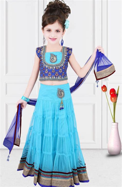 Kain satin memiliki ciri khas permukaan yang halus dan mengkilap. 10 Contoh Model Baju Sari India Terbaru 2016