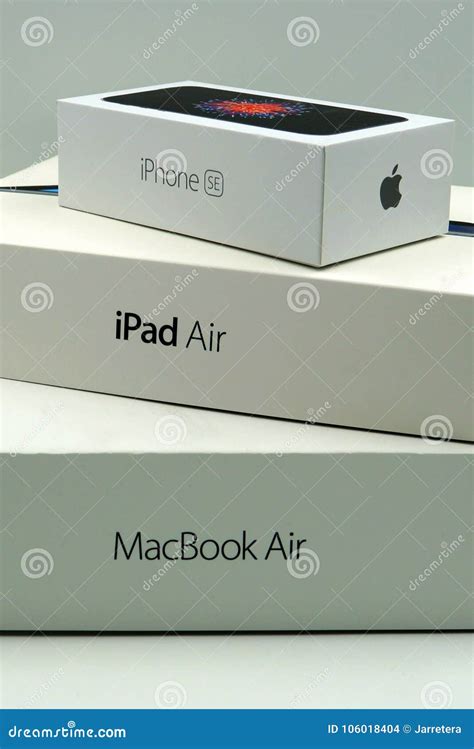 Apple Iphone Se Ipad Air And Macbook Pro Retail Boxes Editorial Stock