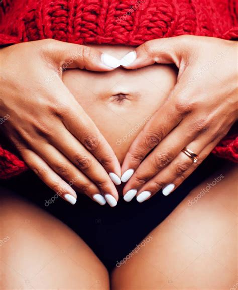 Primer Plano Retrato De La Mujer Embarazada Con El Vientre Grande Las Manos Sostienen