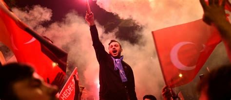 Après l'annonce par wikileaks de la diffusion de près de 300 000 mails compromettants pour le parti au pouvoir, l'akp, parti de la justice et du développement. Turquie: Erdogan célèbre sa réélection à la présidence - Le Point