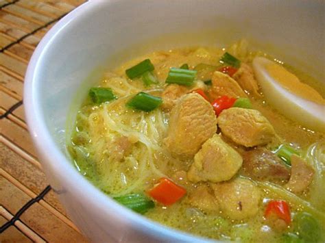 Dit recept voor soto ayam, indonesische kippensoep. Indonesian Soto Ayam (Chicken Noodle Soup) - Rasa Malaysia