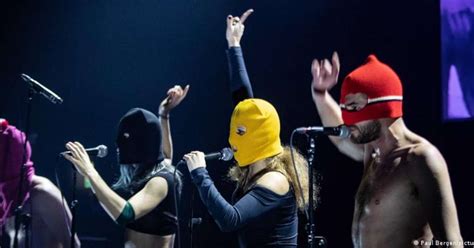 Banda Russa Pussy Riot Faz Turnê Europeia Em Apoio à Ucrânia