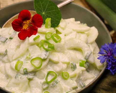 Gurkensalat mit saurer Sahne ohne Öl 15 Minuten Rezept