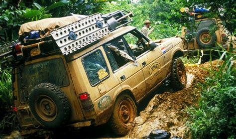 El camel trophy representa el espíritu de aventura y descubrimiento que permite la época moderna, donde basta un vehículo adecuado para recorrer grandes distancias y para explorar lugares recónditos del mundo, en una escala que asombraría a marco polo y a vespucio. Pin en Land rover