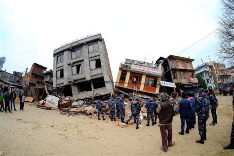 At Least 4 400 Dead After Devastating 7 8 Magnitude Earthquake Strikes Nepal Vox