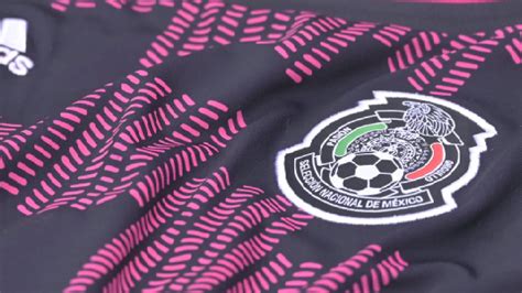 protagonista de cobra kai posó con el nuevo jersey de la selección mexicana infobae