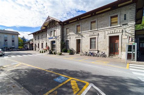 Die billigste ist per mitfahrdienst und kostet 1€. Bahnhof Brixen - Südtirol für alle