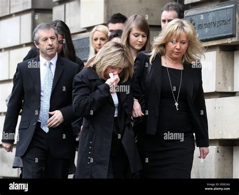 Mère De Jack Frew Lorraine Au Centre Quitte La Haute Cour à Édimbourg Avec Lamie Lynn