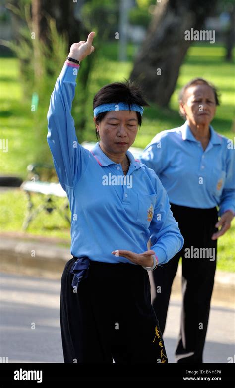 Woman Leading A Tai Chi Group In Lumpini Park Bangkok Stock Photo Alamy