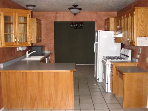 This is a large, typical old farmhouse kitchen. BIG TIME House Lover...: UGLY Oak Kitchen Cabinet ...