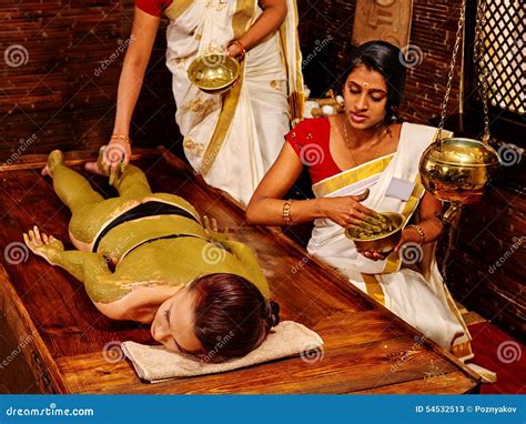 mulher que tem a massagem dos termas do corpo de ayurvedic imagem de stock imagem de beleza