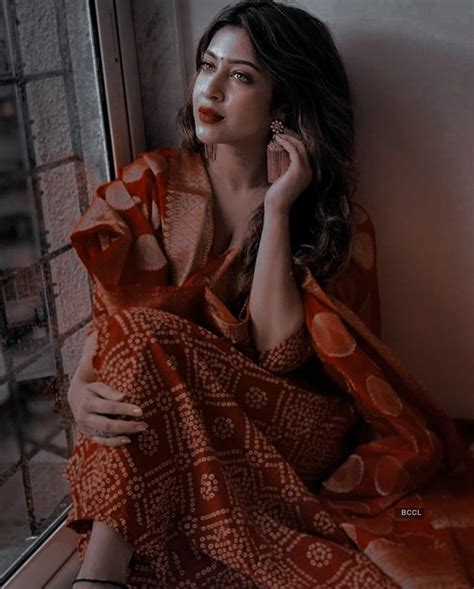 Pin By 𝐑𝐎𝐒𝐄 On Desi Indian Photoshoot Girl Photography Poses Indian Aesthetic
