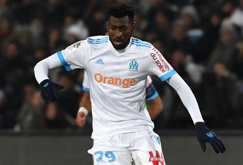 In the game fifa 21. OM: Luiz Gustavo encense Zambo Anguissa