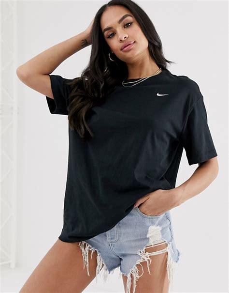Great graphic tees for a base layer or to throw over a long sleeve cotton tee. Nike - Schwarzes Oversize-T-Shirt mit Mini-Swoosh | ASOS