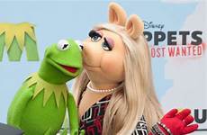 piggy miss kermit frog muppets express show wenn tv reboot