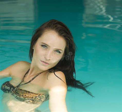 mujer delgada atractiva del bikini en la piscina imagen de archivo imagen de belleza