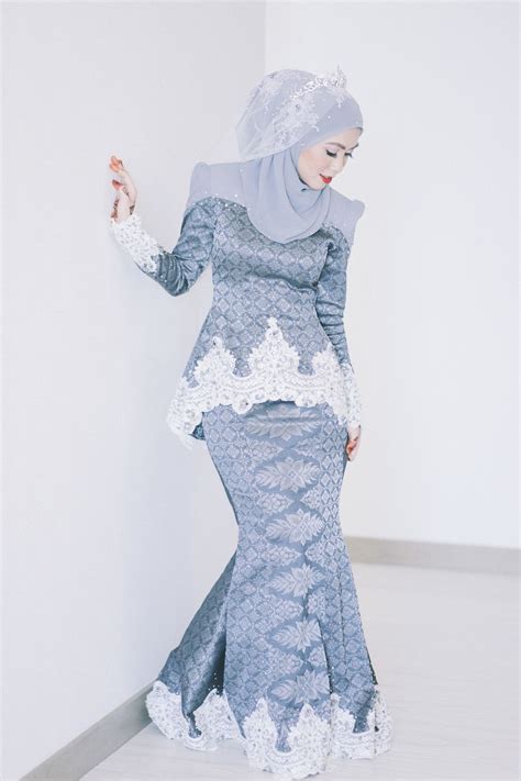 Gaun pengantin warna biru ternyata juga menjadi pilihan gaun pengantin muslimah yang kekinian lho. 35 Gaun Pengantin Muslimah Modern Warna Biru - Ragam Muslim