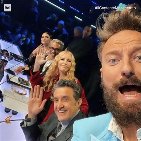 Un'altra identità svelata al cantante mascherato. Milly Carlucci svela perché Mariotto e la Pastorelli non ...