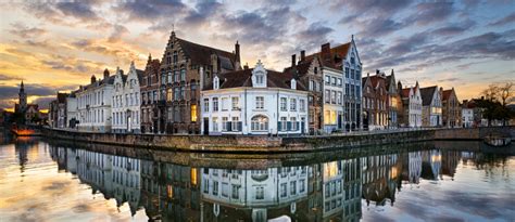 Geographical and historical treatment of belgium, including maps and a survey of its people, economy, and government. Studielandsguide - Belgia