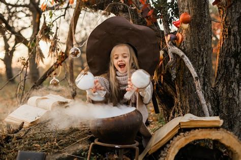 Fröhliches Halloween Ein Süßes Mädchen In Einem Hexenkostüm Ist In Der