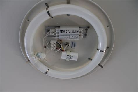 How To Change A Fluorescent Light Bulb Cover