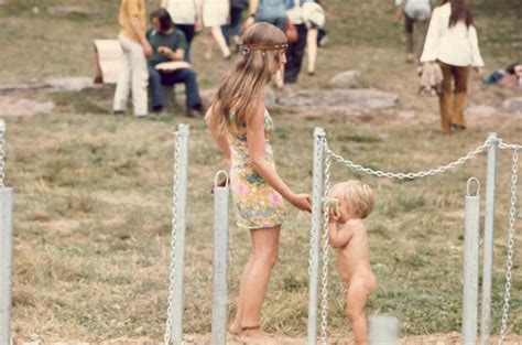 Stunning Photos Depicting The Rebellious Fashion At Woodstock