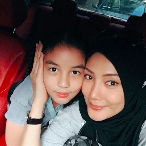 Hingga akhirnya amel punya kesempatan bertemu dengan ibunda nike ardilla, nining ningsihrat ke jakarta untuk bertemu. 'Semoga Alquran Jadi Sahabat Dan Pendampingmu Selalu ...