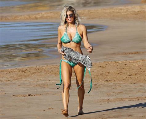 Singer Fergie Shows Off Her Washboard Abs Celebrity Photos And
