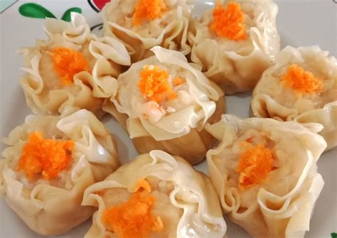 Selain itu, adonannya pun sekarang banyak yang tidak dibungkus dengan kulit pangsit, melainkan meskipun begitu, banyak yang lebih menyukai siomay dengan kulit pangsit karena itu merupakan ciri khasnya. Resep Siomay dimsum oleh justin kukie - Cookpad