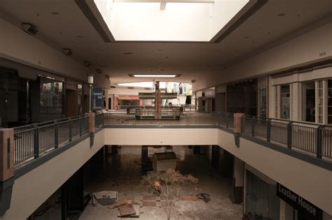 Photographer Shares Eerie Images Inside Abandoned Mall In Illinois