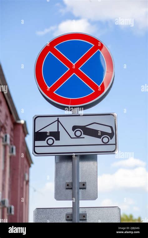 The Road Sign Prohibits Stopping Against The Background Of Buildings