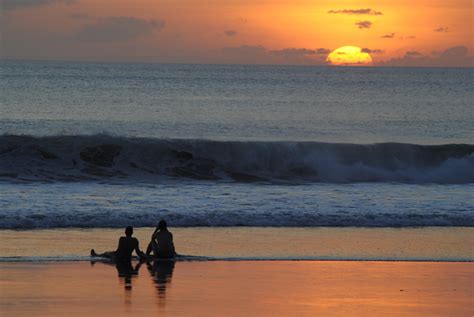 Duduk Di Pantai Melihat Ombak Nikmati Sunset Newstempo