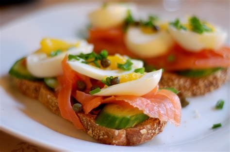 Like fresh salmon, it's a good source of protein, b vitamins, vitamin d three ounces of smoked salmon, for example, contains 666 milligrams of sodium, more than one third of a day's worth. 30 Best Ideas Smoked Salmon Brunch Recipes - Best Round Up ...