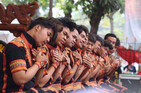 Tari Saman Pukau Peserta Pawai Budaya Reog Ponorogo Ara News