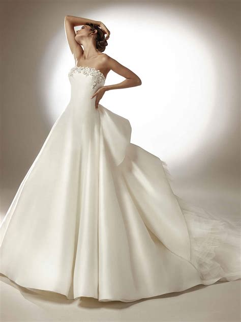 Per la realizzazione degli abiti da sposa 2021 vengono utilizzati tessuti come il cady. ABITO DA SPOSA PRONOVIAS ATELIER AVA 2021 - Atelier ...