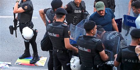 Zahlreiche Festnahmen bei verbotener Pride Parade in Istanbul Türkei derStandard at