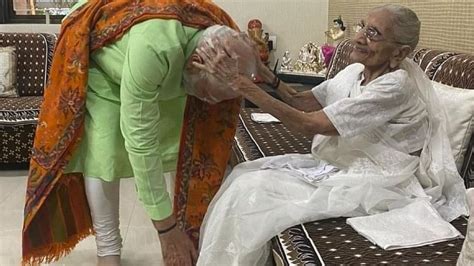 Pm Modi Meets His Mother Heeraben In Gandhinagar Takes Her Blessings See Photos Amar Ujala