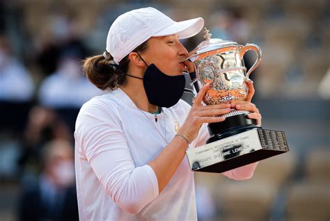 At the end of her speech after a seventh dismantling of seven, iga swiatek returned to the mic with one final. Iga Swiatek, the 19 year old French Open winner, 8 unknown ...