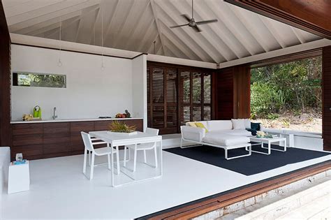 Small Tropical Style Beach House Opens Up To The World Outside