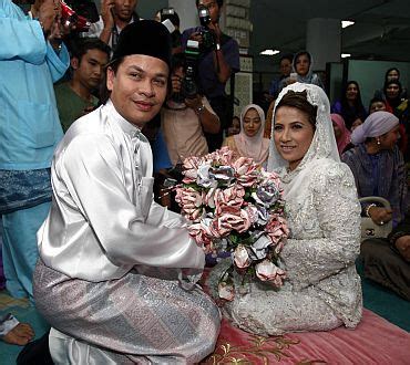 Ummie kepada 3 org cahayamata yang comei2. gossip artis malaysia: majlis pernikahan Norman-Shireen
