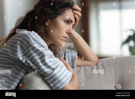 Mujer Nerviosa Mirando Lejos Perdida En Pensamientos Solos En Casa Fotografía De Stock Alamy