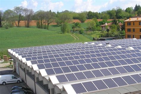 Impianti fotovoltaici industriali: quanto conviene oggi il fotovoltaico per aziende?