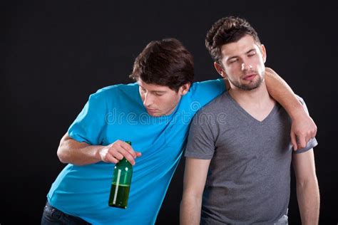 Betrunkene Mannfreunde Stockfoto Bild Von Schwach Freunde