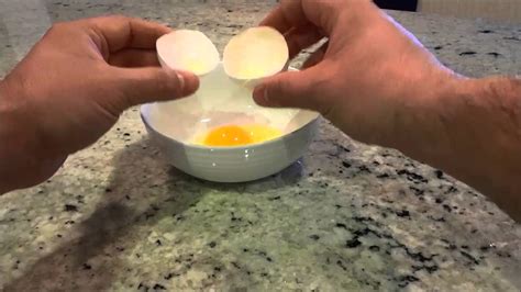 How To Crack An Egg Step By Step Tutorial Youtube