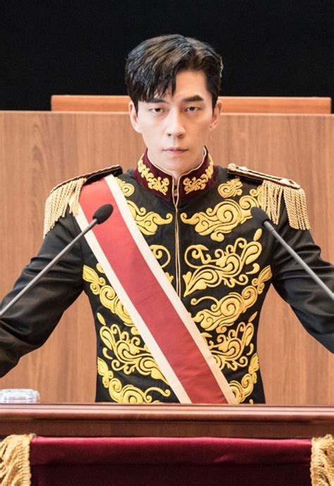 King lee gon has a feeling that the person dressed like a rabbit may be his mysterious savior from 25 years earlier. 5 Actors That Took The Role Of King/Prince In Modern Days ...