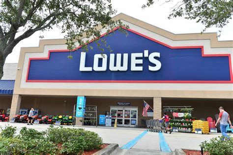 Lowe's: Are dogs allowed inside of their stores or not?
