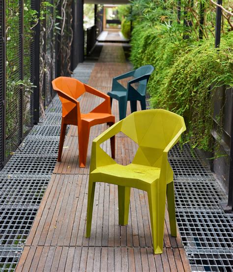 Пластиковые стулья для кафе Muze