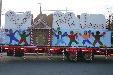 You don't need expensive and complicated wizardry to create a beautiful and interesting float. Christmas parade floats by Patricia Bumelis on OCC | Christmas parade, Christmas float ideas
