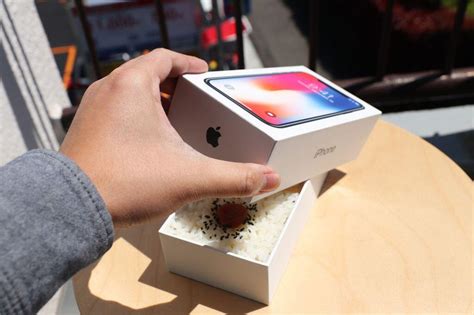 Ngakak! Netizen Ini Gunakan Kardus Iphone Sebagai Kotak Nasi
