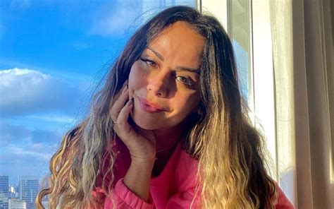 Na última etapa, ela competiu com o ator arthur aguiar e com a humorista mariana santos. Viviane Araujo quebra silêncio e explica por que trocou de ...
